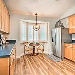 Beachy Isle Of Palms Home 1 Block To Coast!