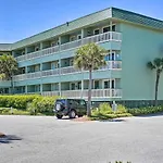 Isle Of Palms Beachfront Condo With Balcony And Pool!