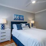 Backyard Oasis- Steps 2 Beach, Private Pool & Bar, Sleeps 16, 7 Bedrooms 5 And A Half Bathrooms \