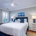 Backyard Oasis- Steps 2 Beach, Private Pool & Bar, Sleeps 16, 7 Bedrooms 5 And A Half Bathrooms \