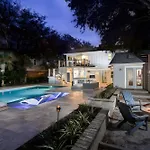 3405 Cameron By Avantstay Pool Outdoor Kitchen