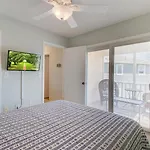 72 Pelican Bay Avantstay Community Pool Decks