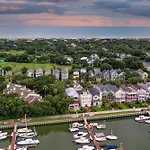 10 Yacht Harbor