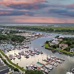10 Yacht Harbor