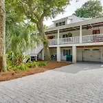 Walk To Beach Gem With Pool And Spa In Isle Of Palms!