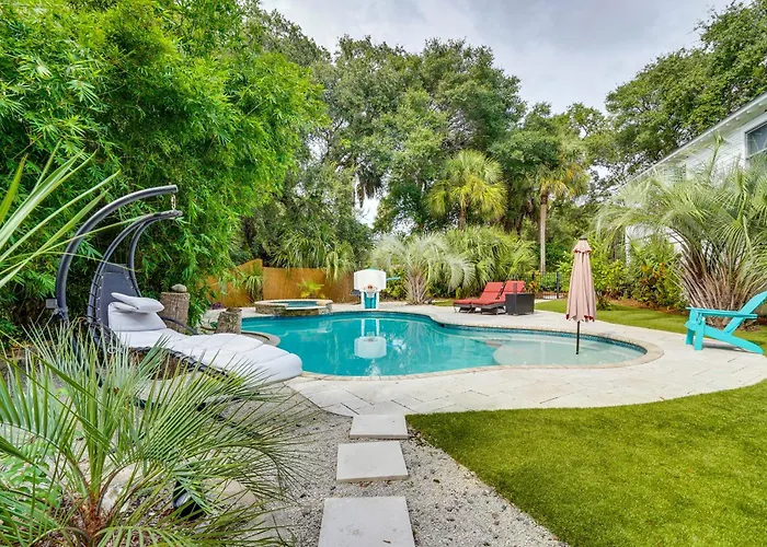 Walk To Beach Gem With Pool And Spa In Isle Of Palms!