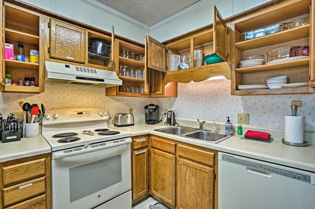 Coastal With Pool Access - Walk To Beach! Isle of Palms