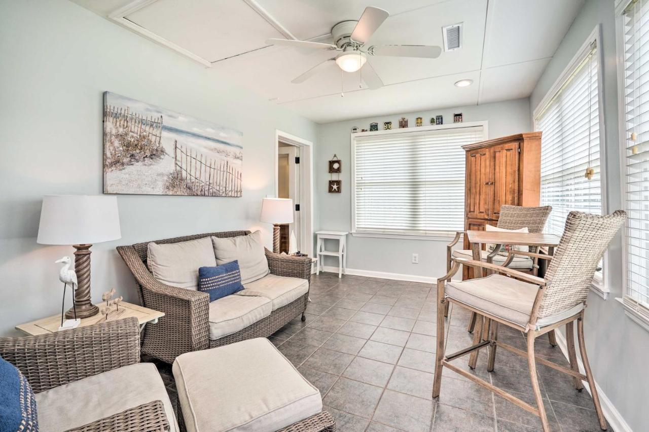 Beachy 1 Block To Coast! Holiday home *