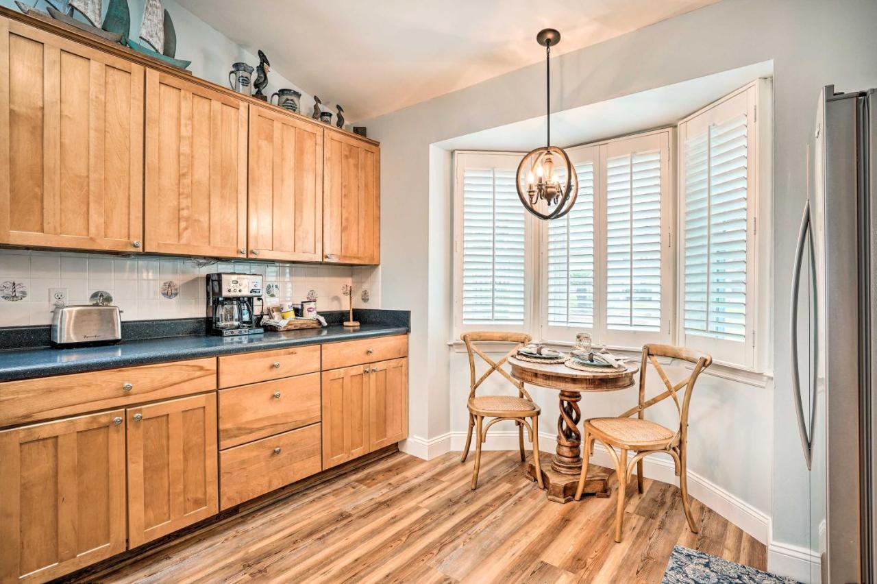 Beachy 1 Block To Coast! Holiday home