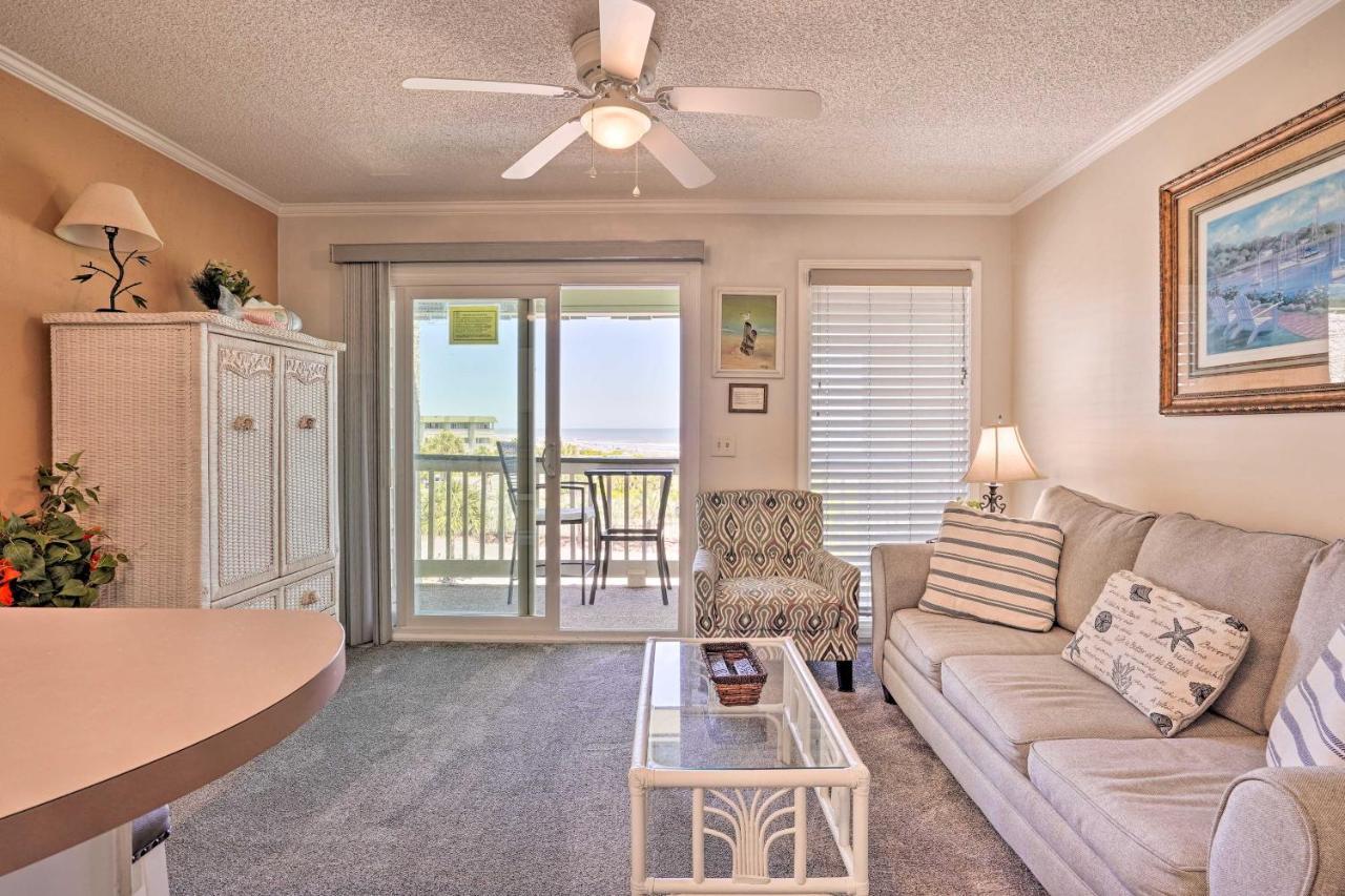 Beachfront With Balcony And Pool! Apartment