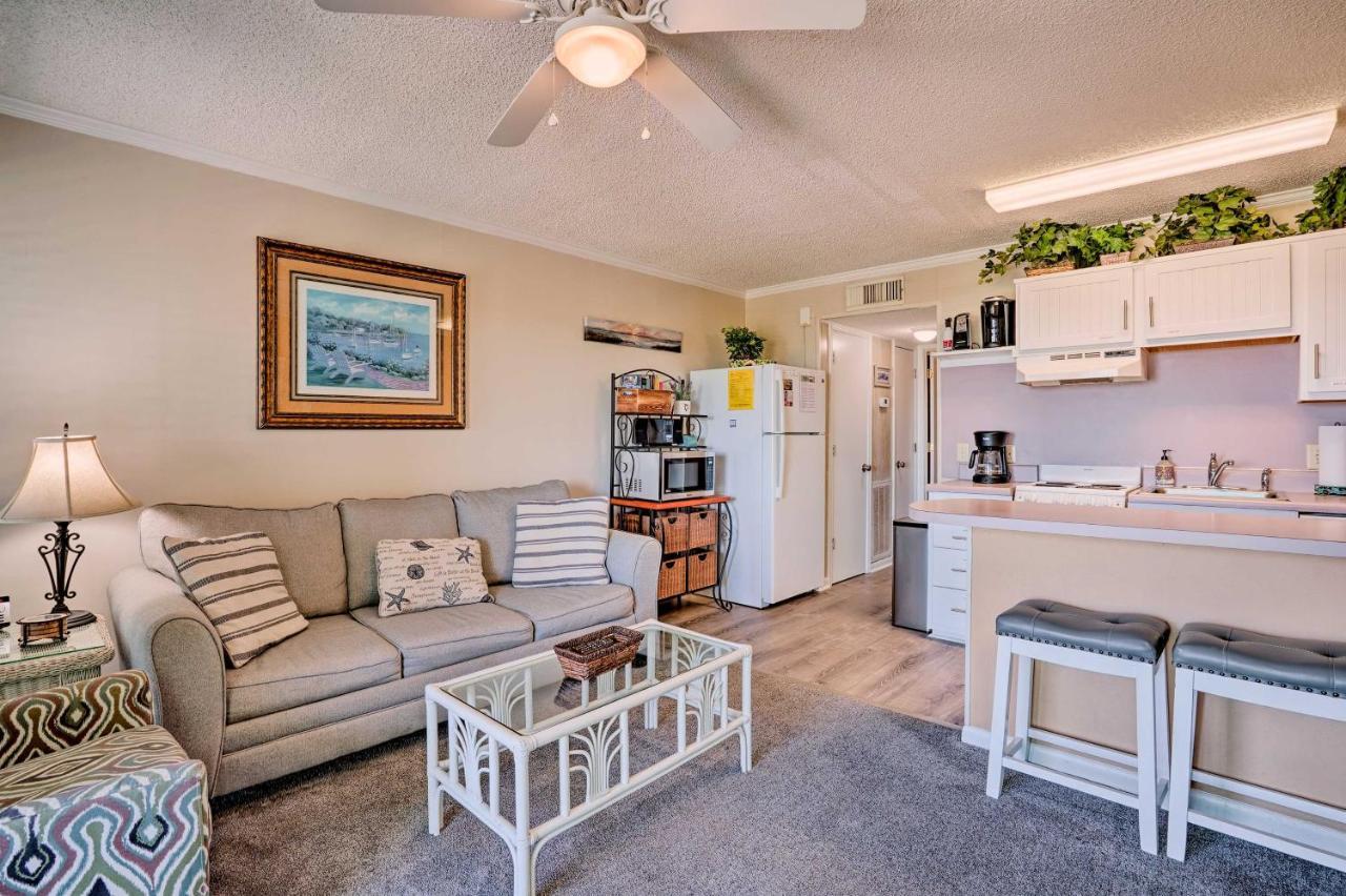 Apartment Beachfront With Balcony And Pool!