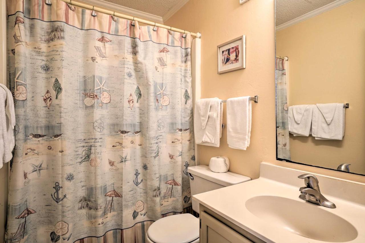 With Pool Access Walk To Beach! Apartment