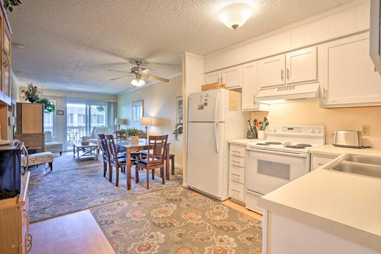 Apartment With Pool Access Walk To Beach!