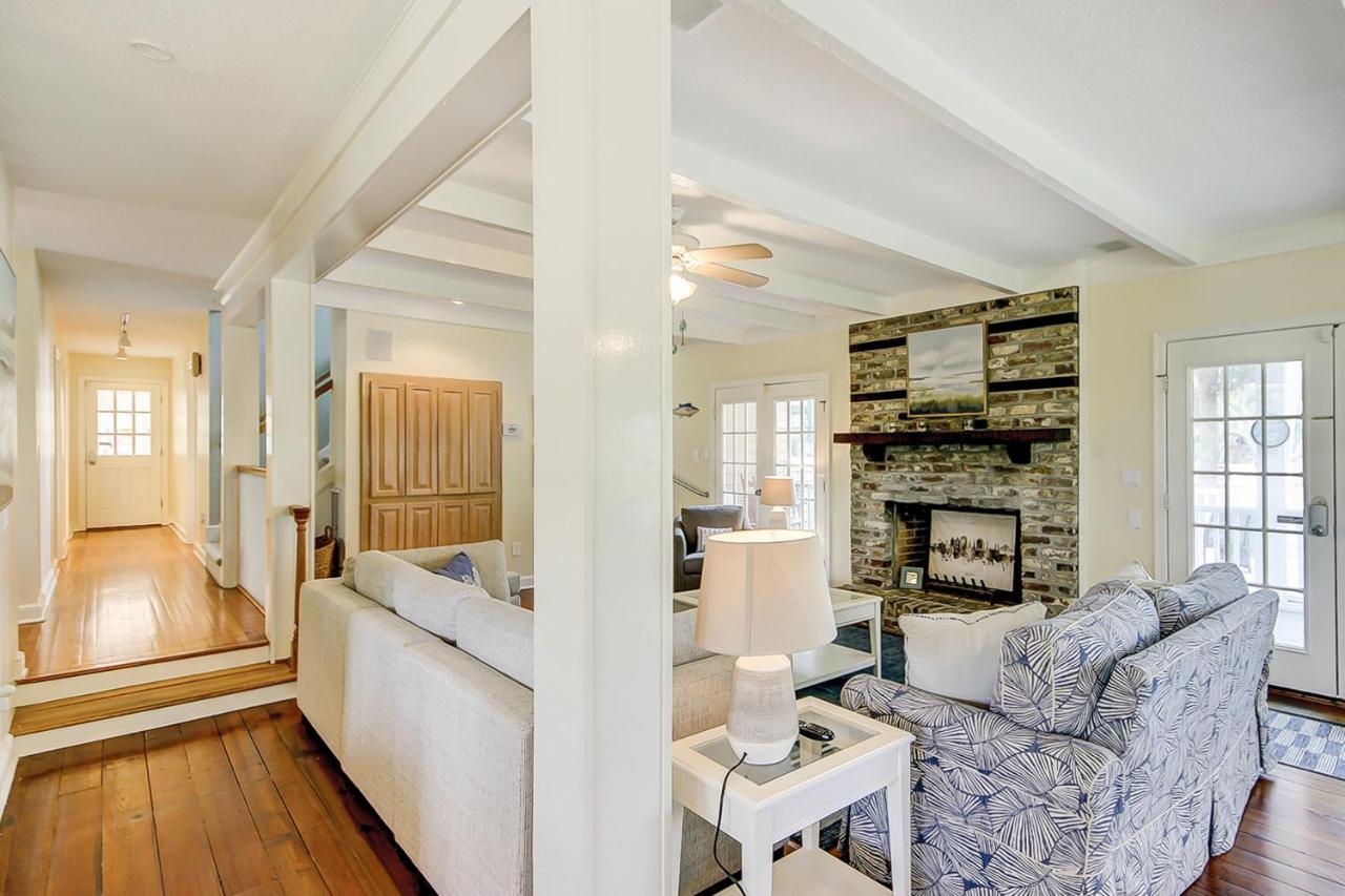 Under The Oaks - Island Living At Its *