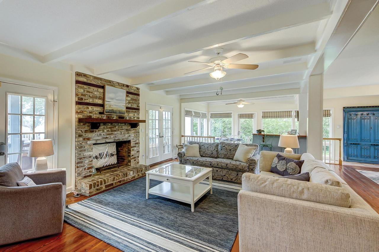 Under The Oaks - Island Living At Its *