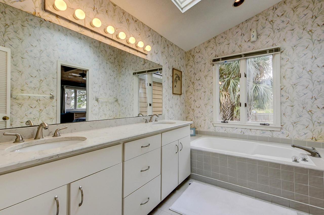Under The Oaks - Island Living At Its *