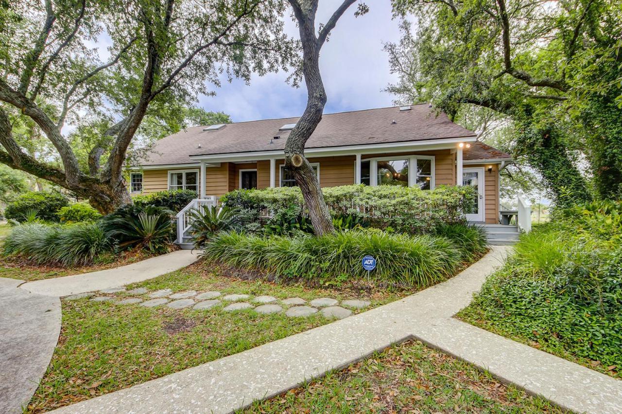 Under The Oaks - Island Living At Its *