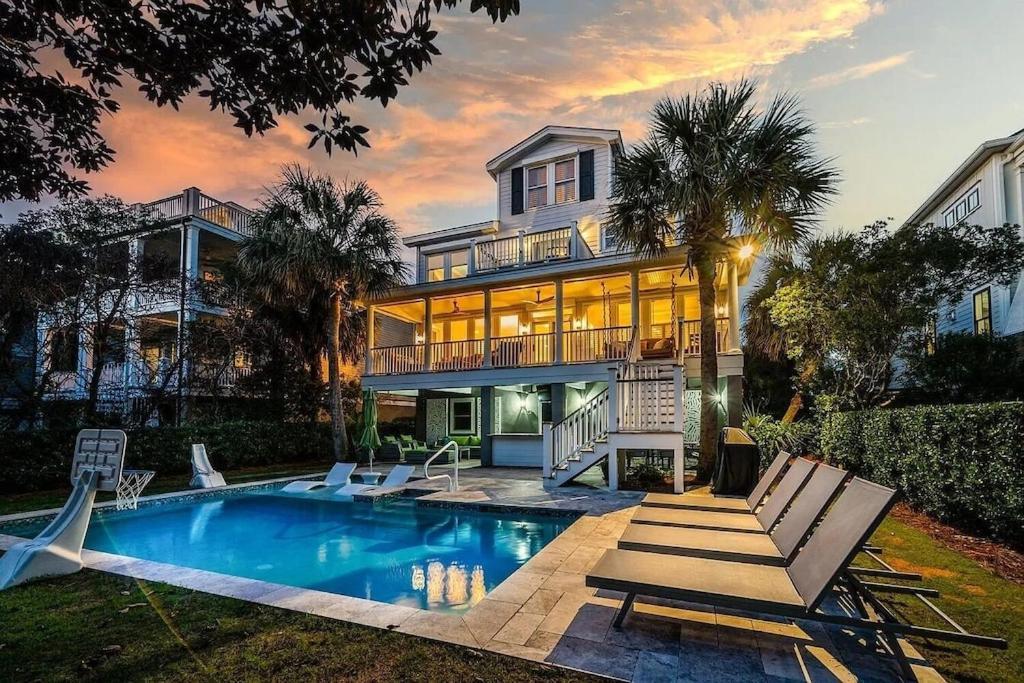 Backyard Oasis- Steps 2 Beach, Private Pool & Bar, Sleeps 16, 7 Bedrooms 5 And A Half Bathrooms 