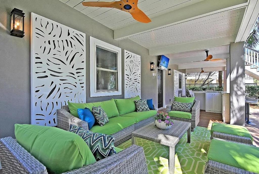 Holiday home Backyard Oasis- Steps 2 Beach, Private Pool & Bar, Sleeps 16, 7 Bedrooms 5 And A Half Bathrooms 