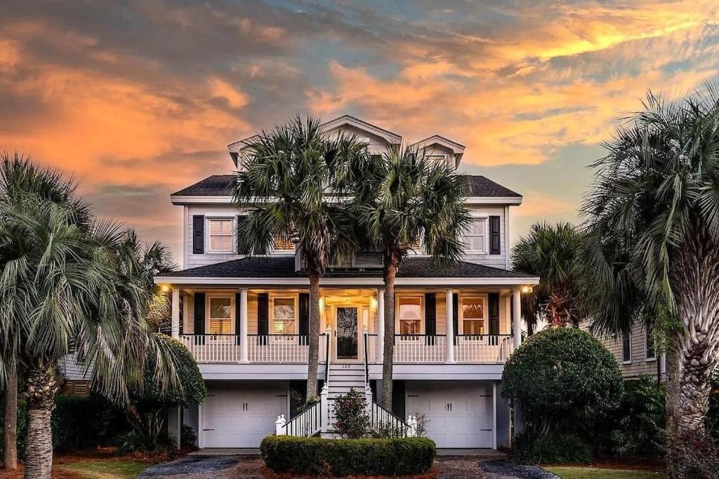 Backyard Oasis- Steps 2 Beach, Private Pool & Bar, Sleeps 16, 7 Bedrooms 5 And A Half Bathrooms 
