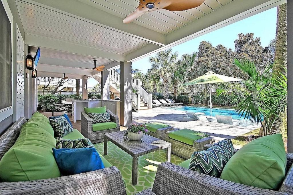 Backyard Oasis- Steps 2 Beach, Private Pool & Bar, Sleeps 16, 7 Bedrooms 5 And A Half Bathrooms 