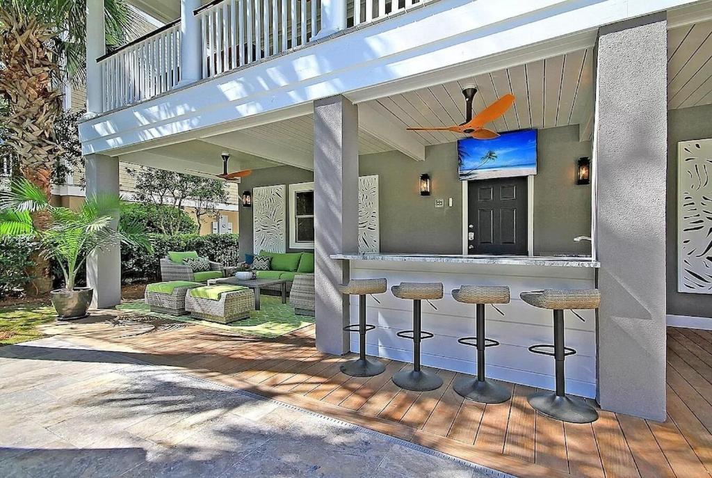 Backyard Oasis- Steps 2 Beach, Private Pool & Bar, Sleeps 16, 7 Bedrooms 5 And A Half Bathrooms 