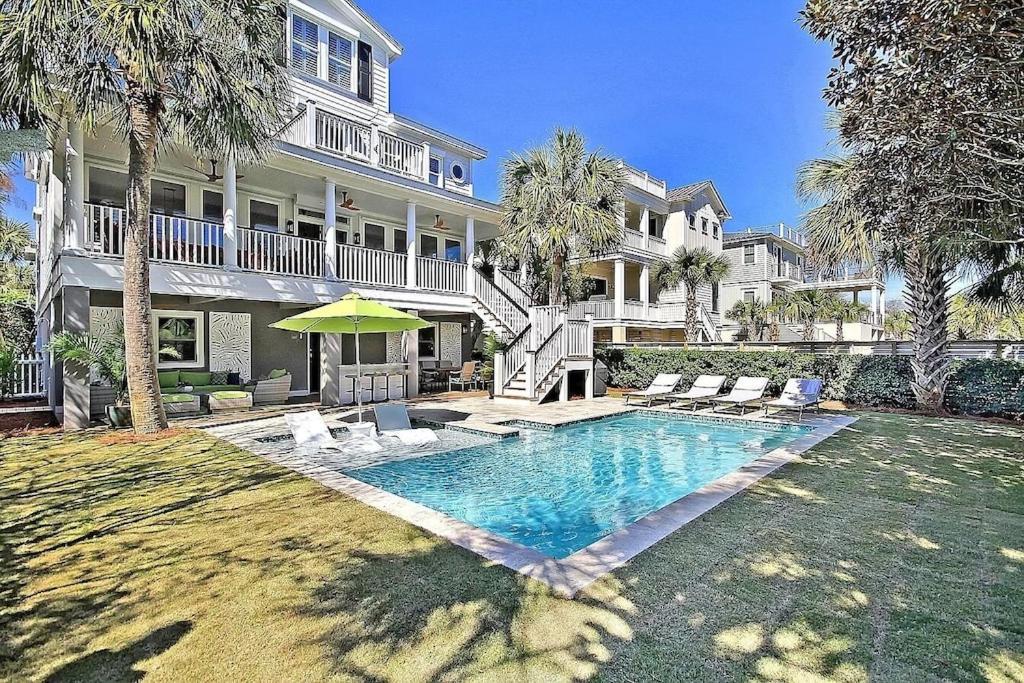 Backyard Oasis- Steps 2 Beach, Private Pool & Bar, Sleeps 16, 7 Bedrooms 5 And A Half Bathrooms 