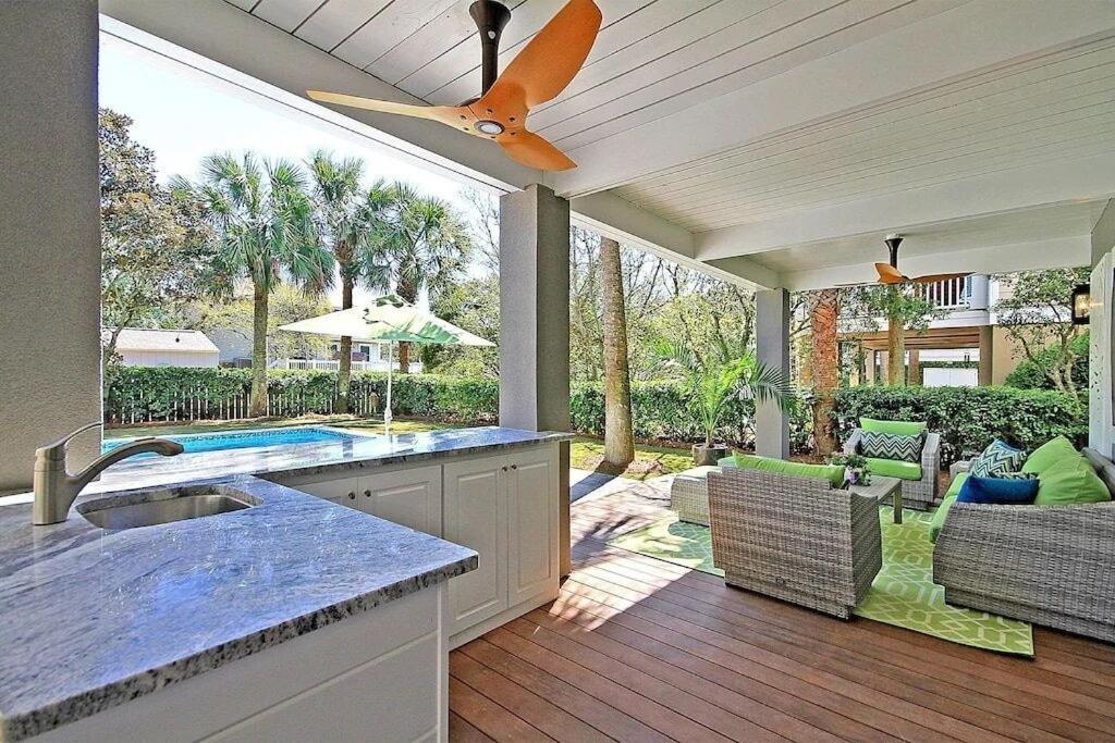 Backyard Oasis- Steps 2 Beach, Private Pool & Bar, Sleeps 16, 7 Bedrooms 5 And A Half Bathrooms 