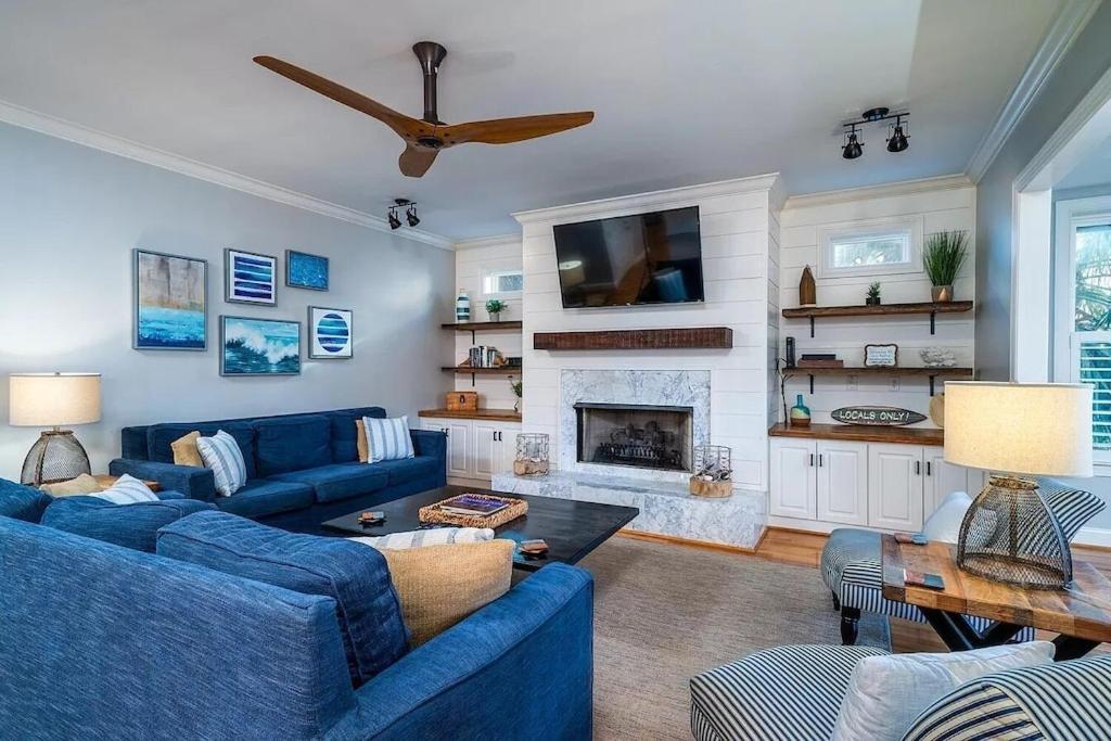 Backyard Oasis- Steps 2 Beach, Private Pool & Bar, Sleeps 16, 7 Bedrooms 5 And A Half Bathrooms 