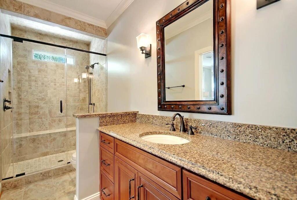 Backyard Oasis- Steps 2 Beach, Private Pool & Bar, Sleeps 16, 7 Bedrooms 5 And A Half Bathrooms 