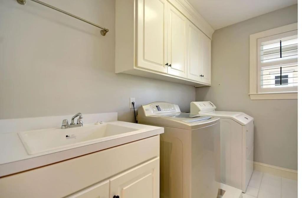 Holiday home Backyard Oasis- Steps 2 Beach, Private Pool & Bar, Sleeps 16, 7 Bedrooms 5 And A Half Bathrooms 