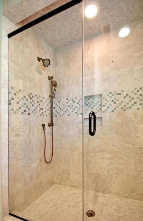 Backyard Oasis- Steps 2 Beach, Private Pool & Bar, Sleeps 16, 7 Bedrooms 5 And A Half Bathrooms 
