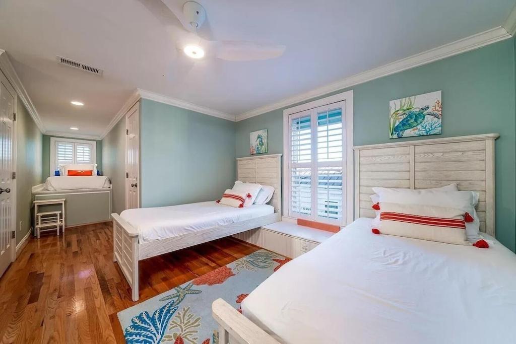 Backyard Oasis- Steps 2 Beach, Private Pool & Bar, Sleeps 16, 7 Bedrooms 5 And A Half Bathrooms 