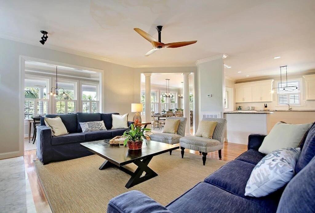 Backyard Oasis- Steps 2 Beach, Private Pool & Bar, Sleeps 16, 7 Bedrooms 5 And A Half Bathrooms 