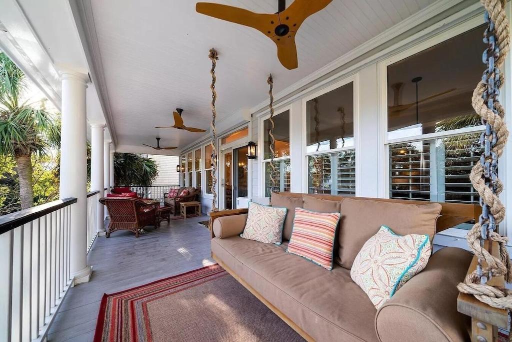 Holiday home Backyard Oasis- Steps 2 Beach, Private Pool & Bar, Sleeps 16, 7 Bedrooms 5 And A Half Bathrooms 