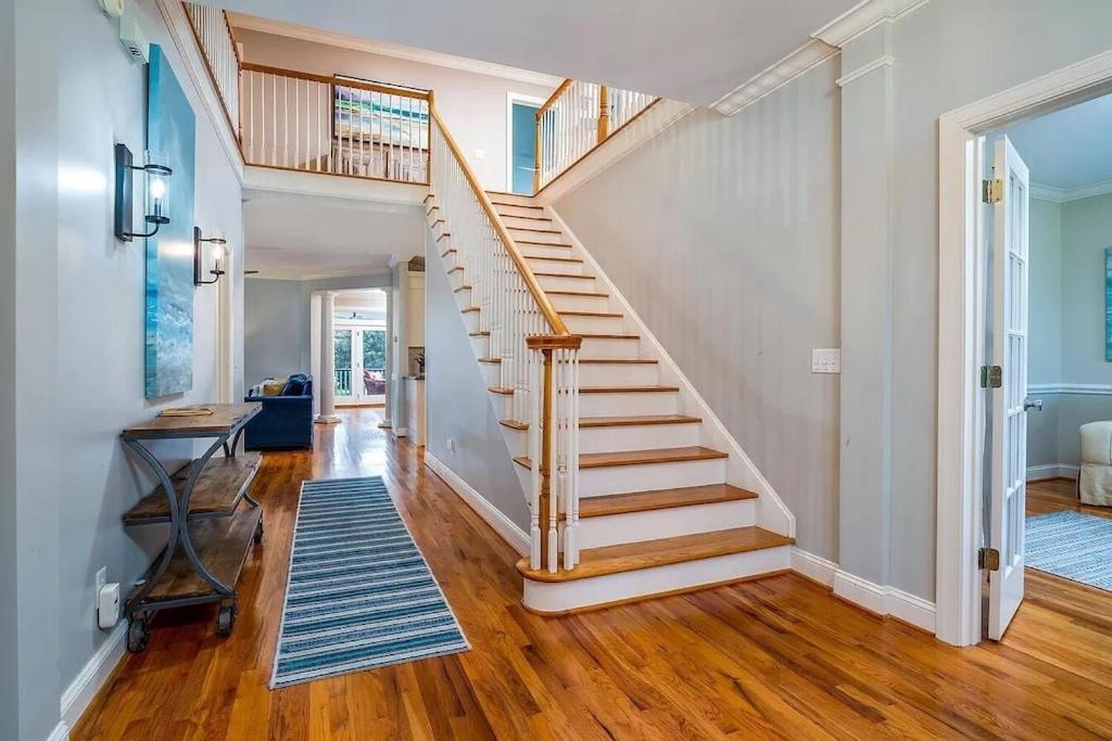 Backyard Oasis- Steps 2 Beach, Private Pool & Bar, Sleeps 16, 7 Bedrooms 5 And A Half Bathrooms 