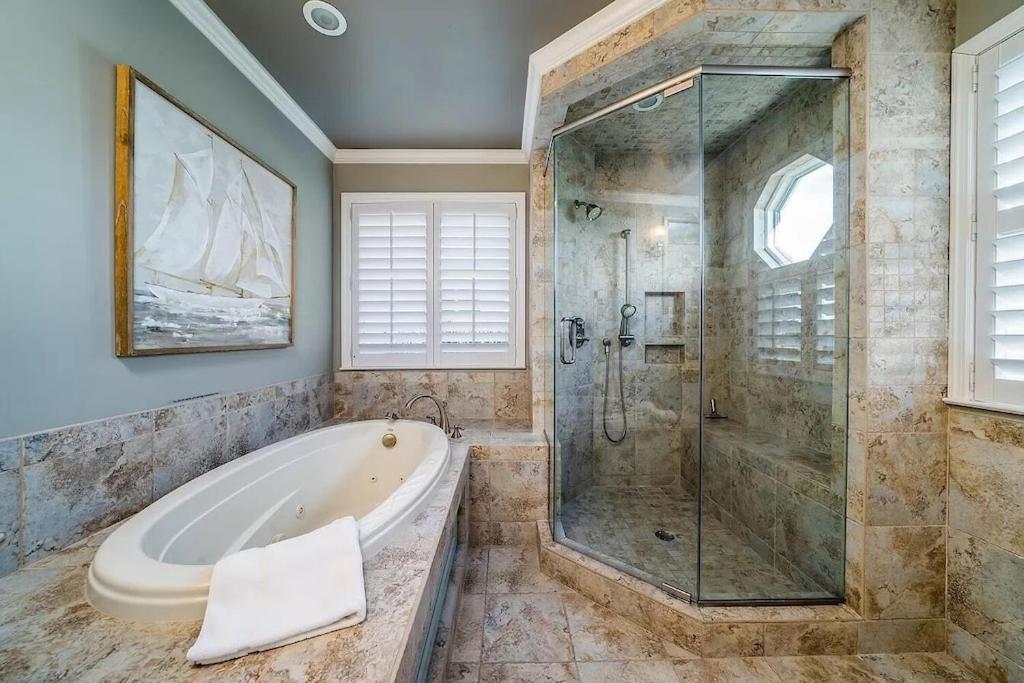 Backyard Oasis- Steps 2 Beach, Private Pool & Bar, Sleeps 16, 7 Bedrooms 5 And A Half Bathrooms 