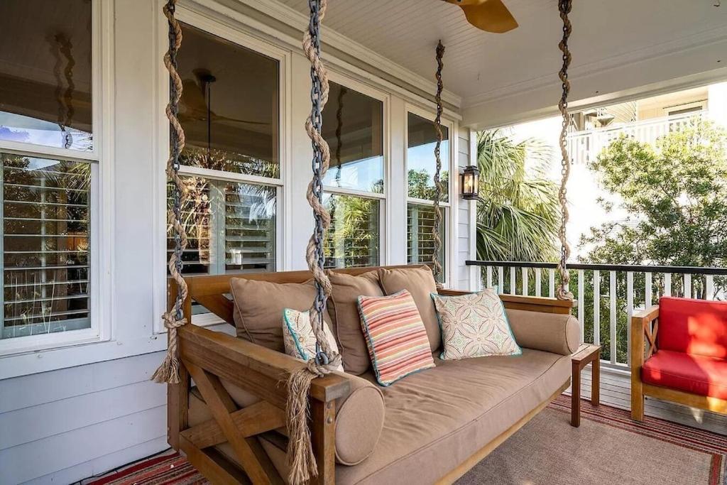 Backyard Oasis- Steps 2 Beach, Private Pool & Bar, Sleeps 16, 7 Bedrooms 5 And A Half Bathrooms 