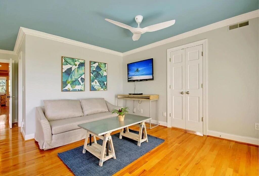Backyard Oasis- Steps 2 Beach, Private Pool & Bar, Sleeps 16, 7 Bedrooms 5 And A Half Bathrooms 