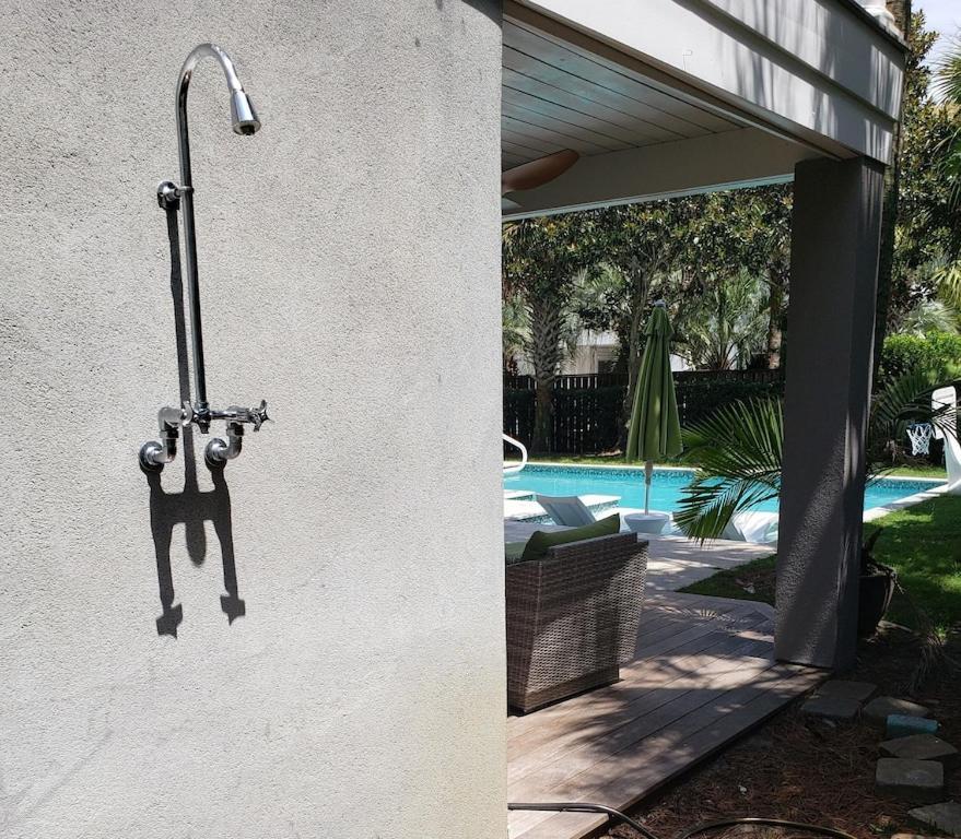 Backyard Oasis- Steps 2 Beach, Private Pool & Bar, Sleeps 16, 7 Bedrooms 5 And A Half Bathrooms 