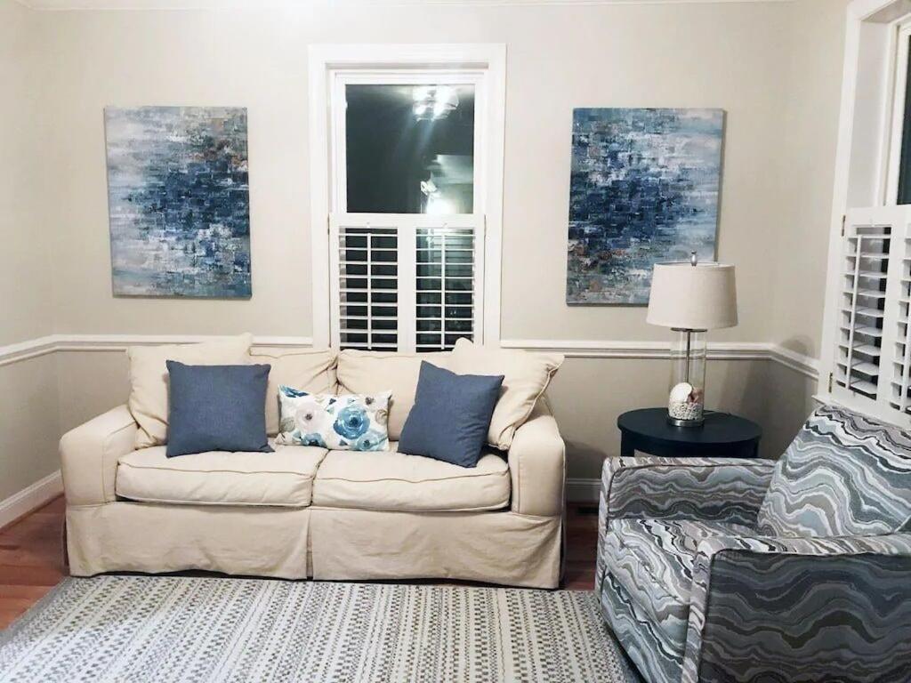 Backyard Oasis- Steps 2 Beach, Private Pool & Bar, Sleeps 16, 7 Bedrooms 5 And A Half Bathrooms 