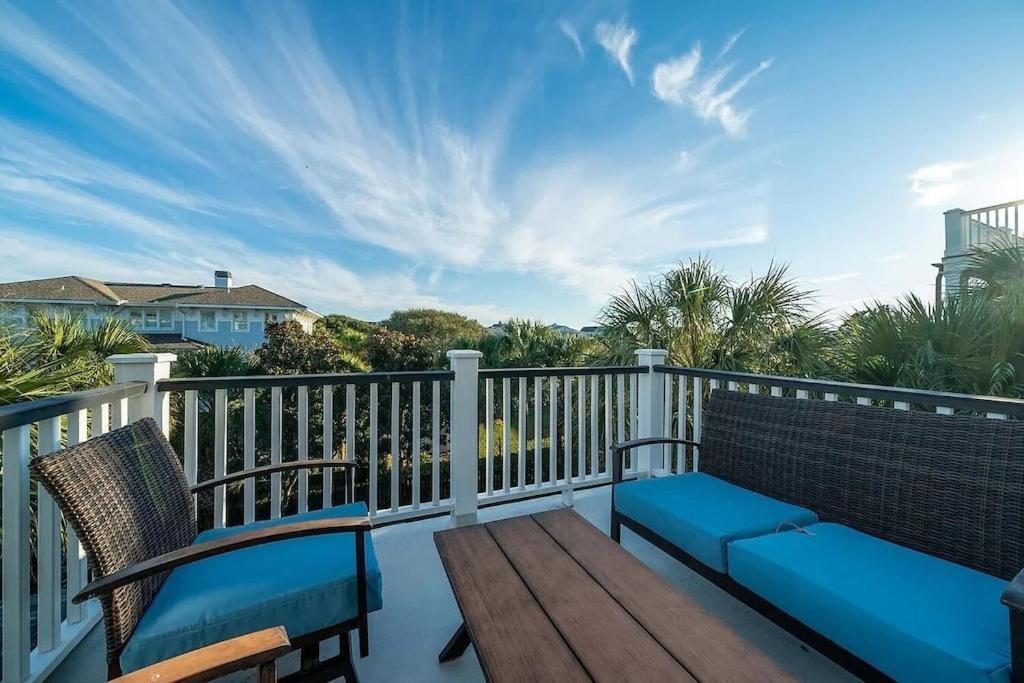 Backyard Oasis- Steps 2 Beach, Private Pool & Bar, Sleeps 16, 7 Bedrooms 5 And A Half Bathrooms 