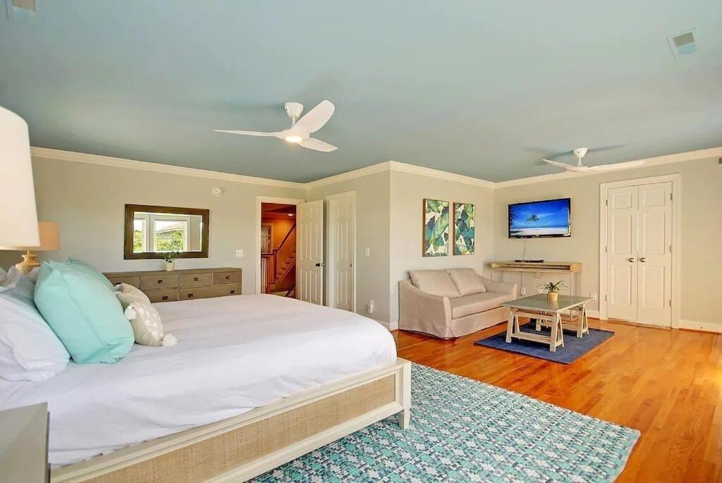 Backyard Oasis- Steps 2 Beach, Private Pool & Bar, Sleeps 16, 7 Bedrooms 5 And A Half Bathrooms 