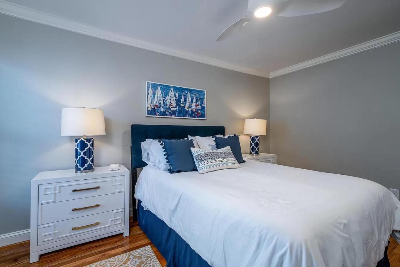Backyard Oasis- Steps 2 Beach, Private Pool & Bar, Sleeps 16, 7 Bedrooms 5 And A Half Bathrooms 