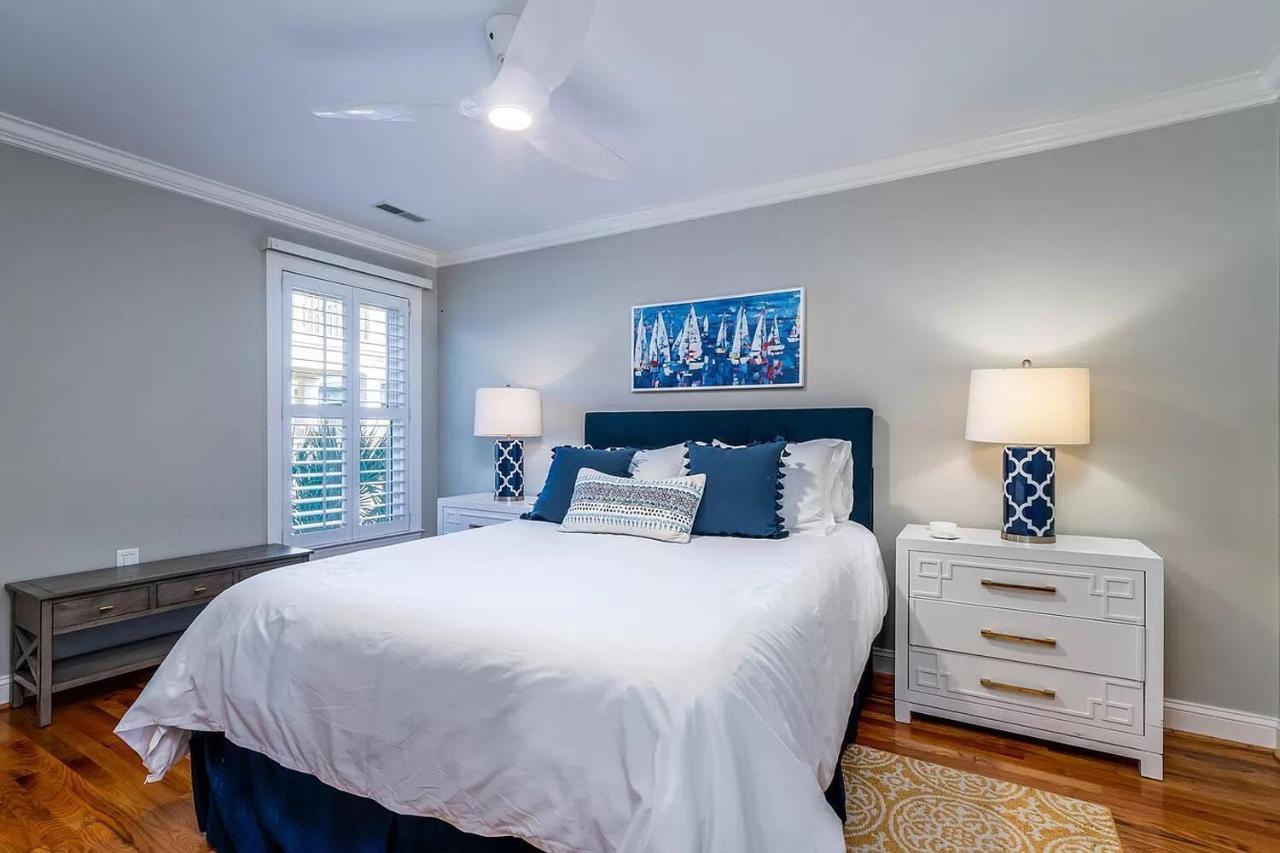 Backyard Oasis- Steps 2 Beach, Private Pool & Bar, Sleeps 16, 7 Bedrooms 5 And A Half Bathrooms 