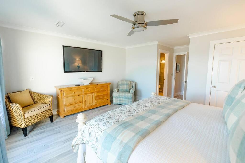 Club 32 - Newly Renovated! Direct Oceanfront
