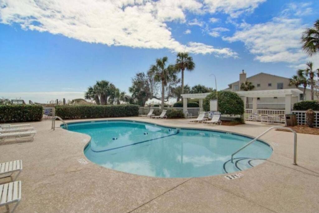 Club 32 - Newly Renovated! Direct Oceanfront Apartment Isle of Palms