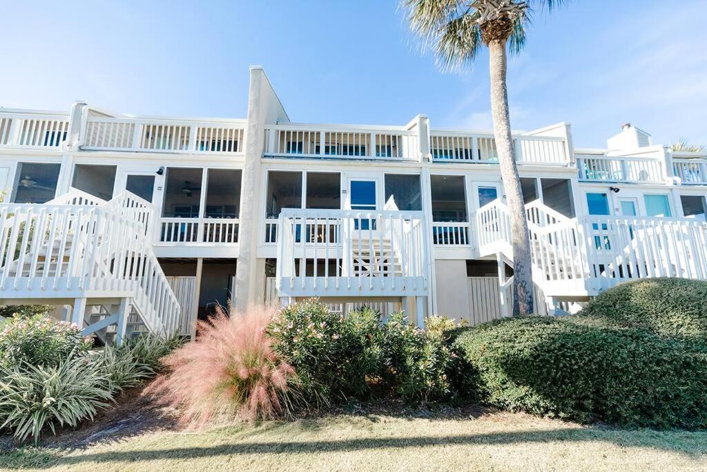 Club 32 - Newly Renovated! Direct Oceanfront Apartment Isle of Palms