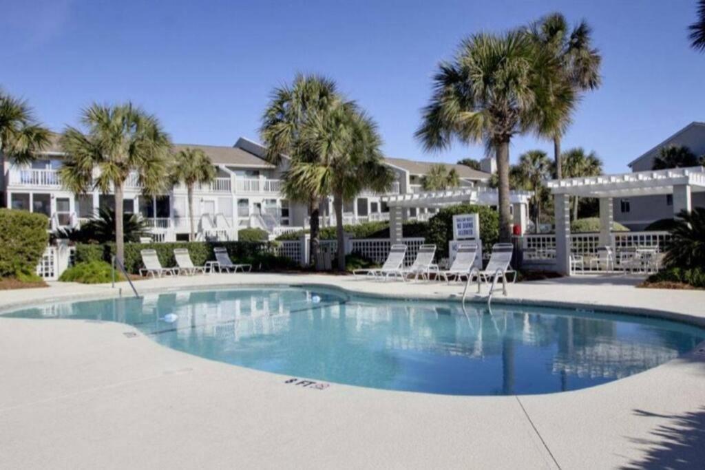 Apartment Club 32 - Newly Renovated! Direct Oceanfront Isle of Palms