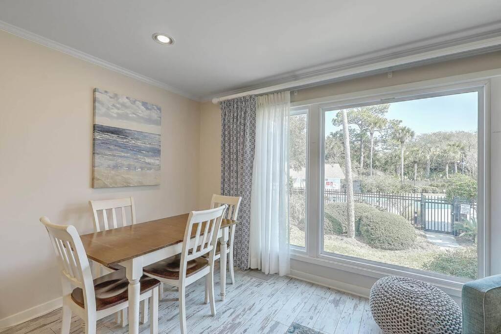 Lagoon 9 - Superb By Pool! Short Walk To Apartment